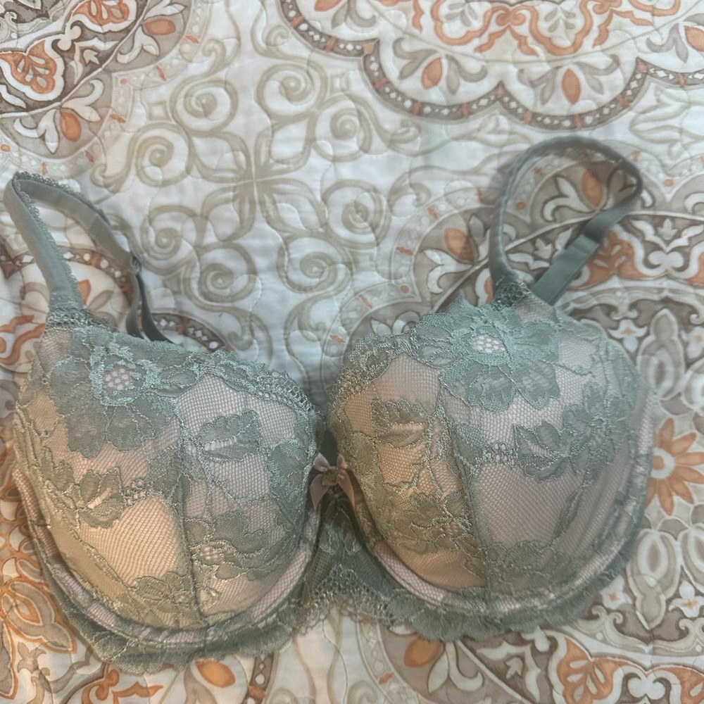 Victoria's Secret Green and Cream Lace Bra Size 32DDD
